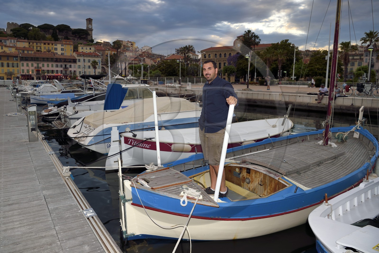 France, Alpes-Maritimes (06), Cannes, Jeremy Crunchant propriétaire du plus ancien pointu (barque traditionnelle) du port