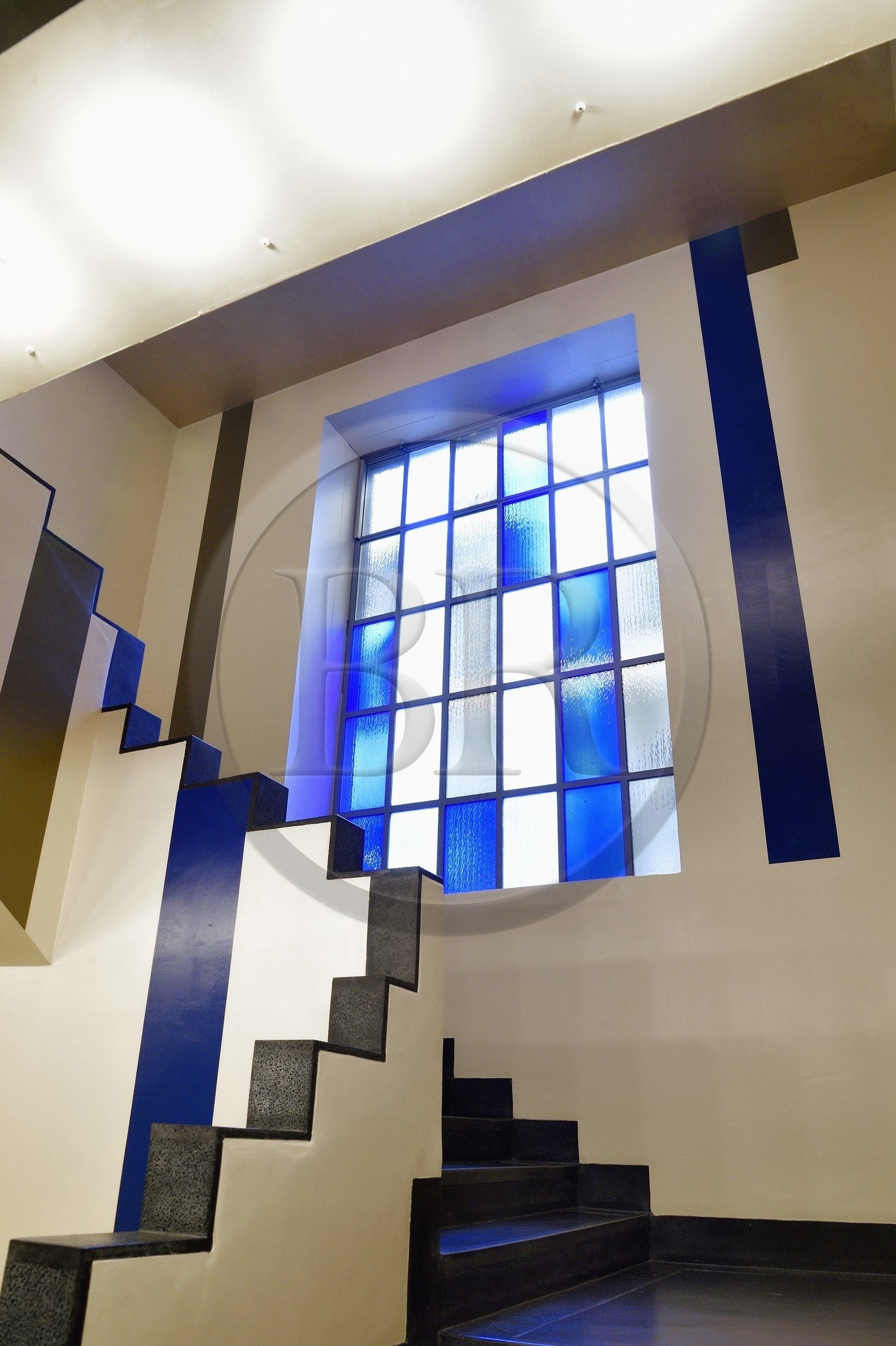 France, Bas-Rhin (67), Strasbourg, vieille ville classée au Patrimoine Mondial de l'UNESCO, Place Kléber, salle de l'Aubette art Deco décorée par les dadaistes Jean Arp et Sophie Taeuber-Arp à la fin des années 1920, le ciné-dancing