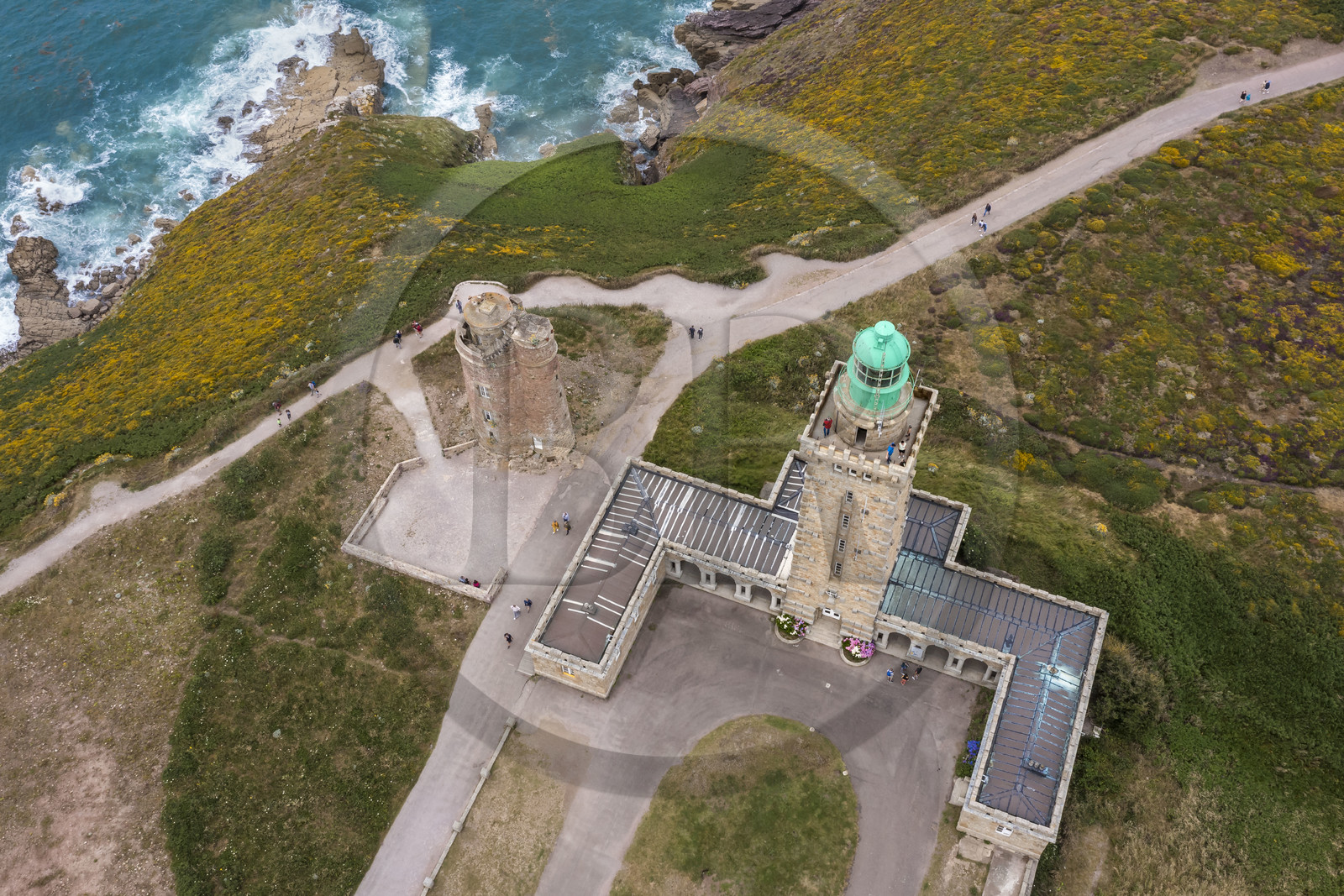 France, Côtes d'Armor (22), Grand Site de France Cap d'Erquy – Cap Fréhel, Plévenon, le phare du Cap Fréhel (1950) et le phare Vauban (1702) sur le chemin de Grande Randonnée GR 34 (vue aérienne)