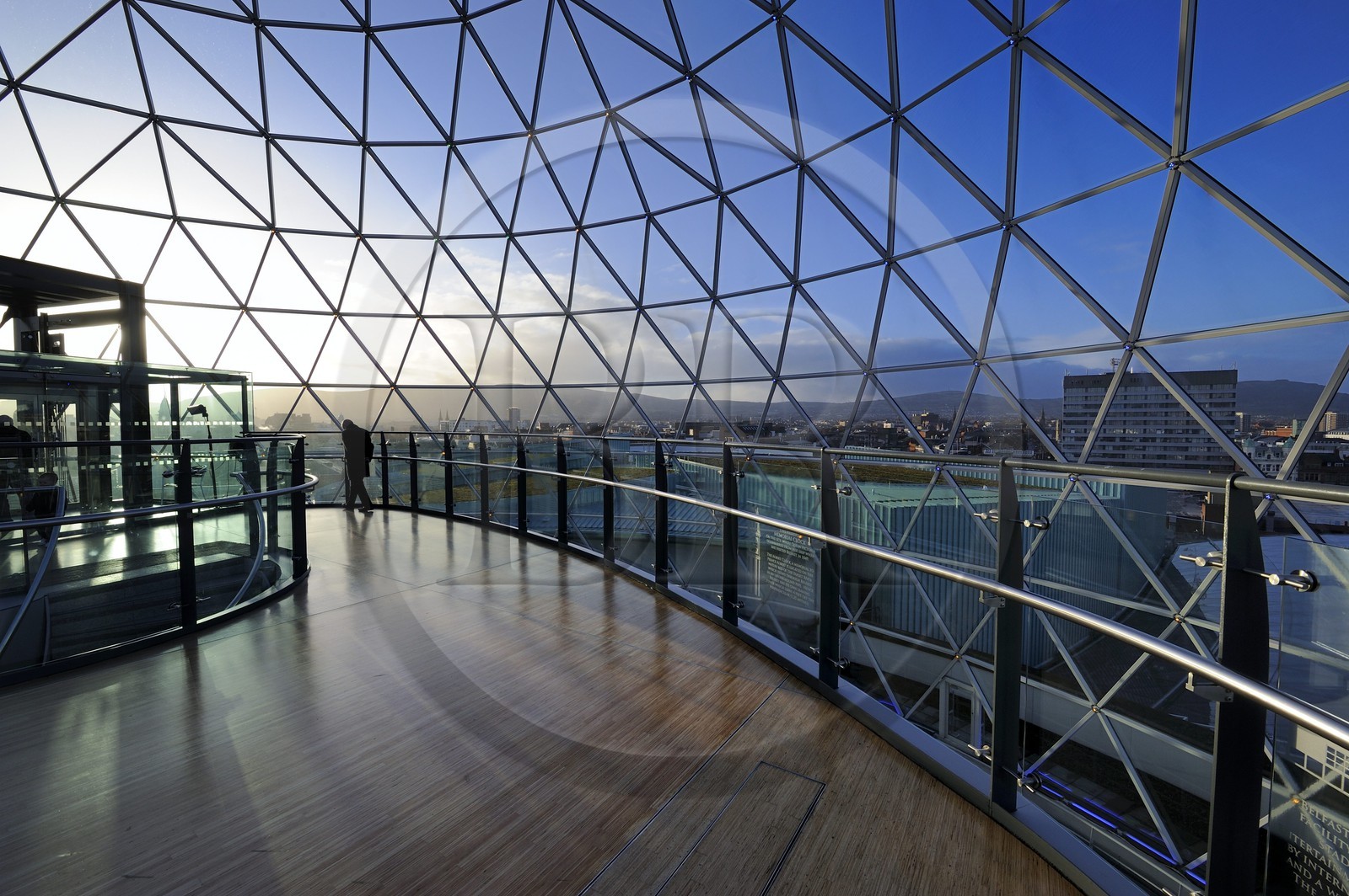 Royaume-Uni, Irlande du Nord, Belfast, le dôme en verre de 35m de diamètre du centre commercial de Victoria Square offre une large vue sur la ville