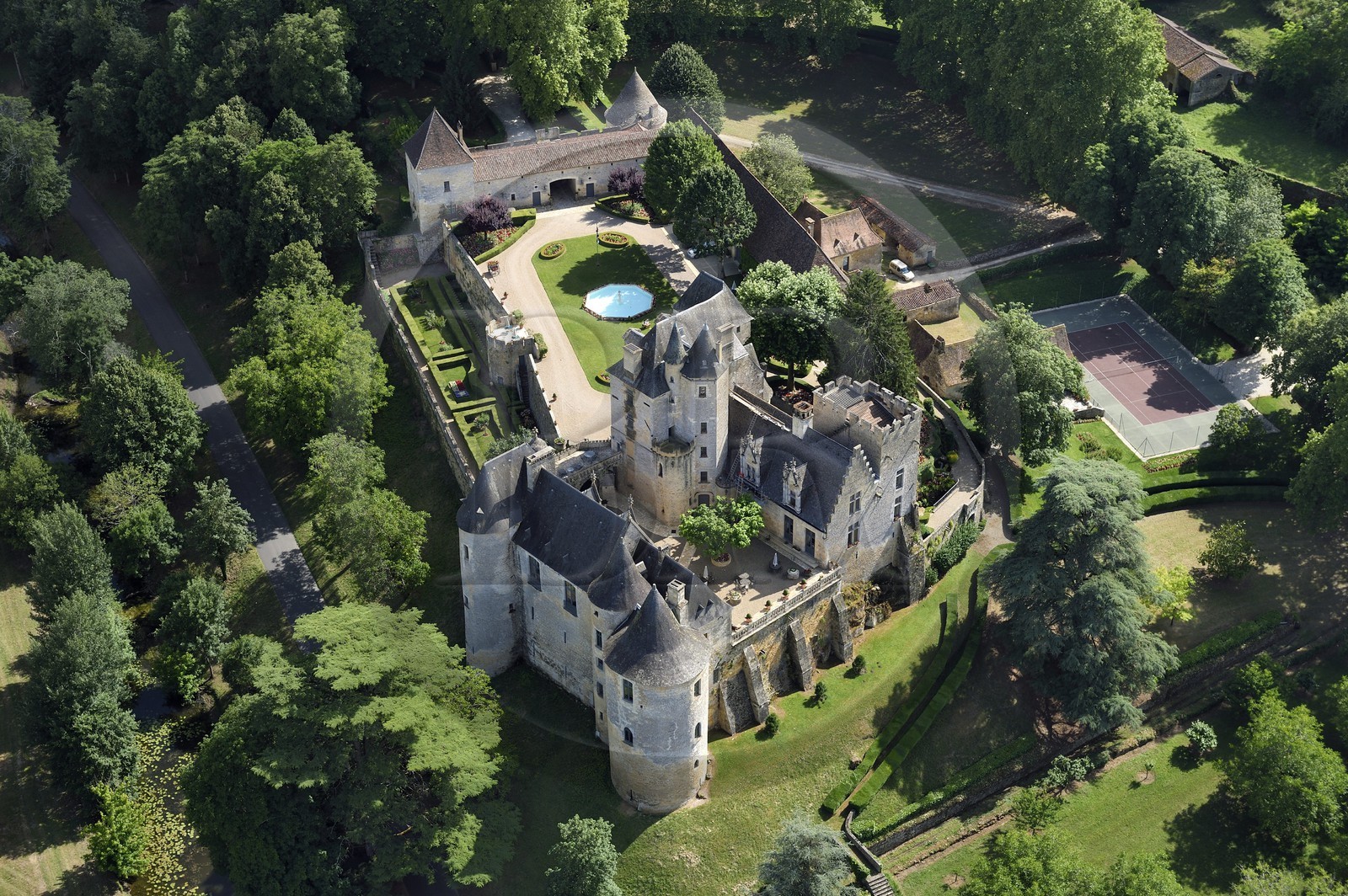 France, Dordogne (24), Périgord Noir, vallée de la Dordogne, Castelnaud-la-Chapelle, chateau de Fayrac du XVIe siècle (vue aérienne)
