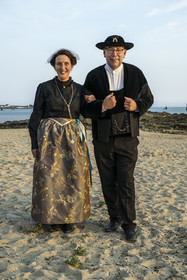 France, Morbihan, Port-Louis, the large beach of Port-Louis at the foot of the ramparts, Breton dance association the Cercle celtique Armor Argoat, Valérie Restoux and Jean-Charles Chevillard