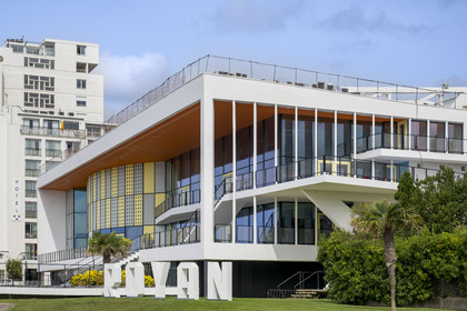 France, Charente-Maritime (17), Royan, le Palais de congrès (1957) signé de l’architecte-urbaniste Claude Ferret et rythmés par les panneaux perforés en aluminium jaune et gris des ateliers Jean Prouvé en façade