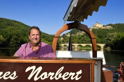 France, Dordogne, Perigord Noir, Dordogne Valley, gabare (flat-bottomed boat) on the Dordogne river upstream Castelnaud la Chapelle, Michel Léger director of the Gabares Norbert