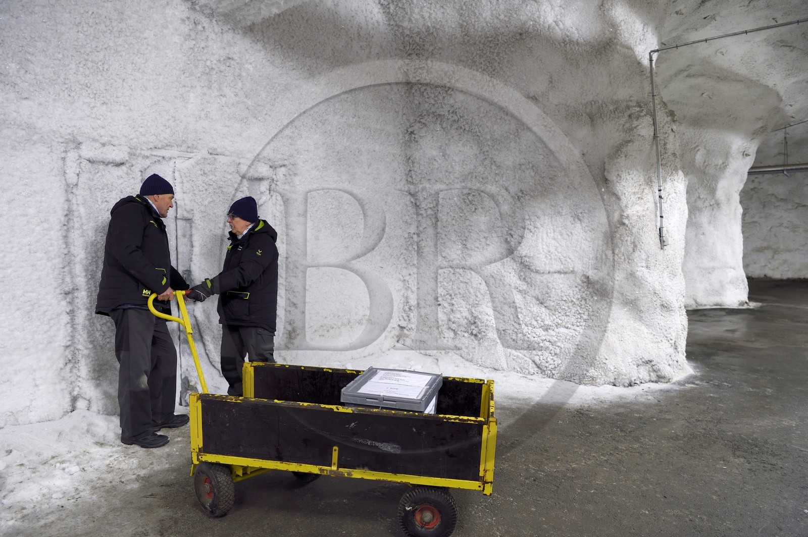 Norvège, Svalbard, Spitzberg, Longyearbyen, la Réserve mondiale de semences du Svalbard (banque de graines du Global Seed Vault), antichambre des 3 zones de stockage creusée dans la roche et à une température constante de -4°C fournie par le permafrost, porte d'accès à la salle de stockage maintenue artificiellement à -18°C