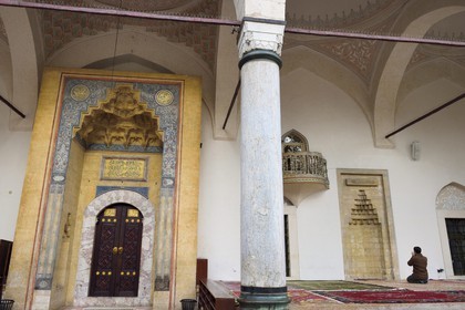 Bosnie-Herzégovine, Sarajevo, quartier de Bascarsija dans la vieille ville, homme en prières à l'extérieur de la Mosquée de Gazi Husrev-beg (Gazi Husrevbegova dzamija en bosniaque)