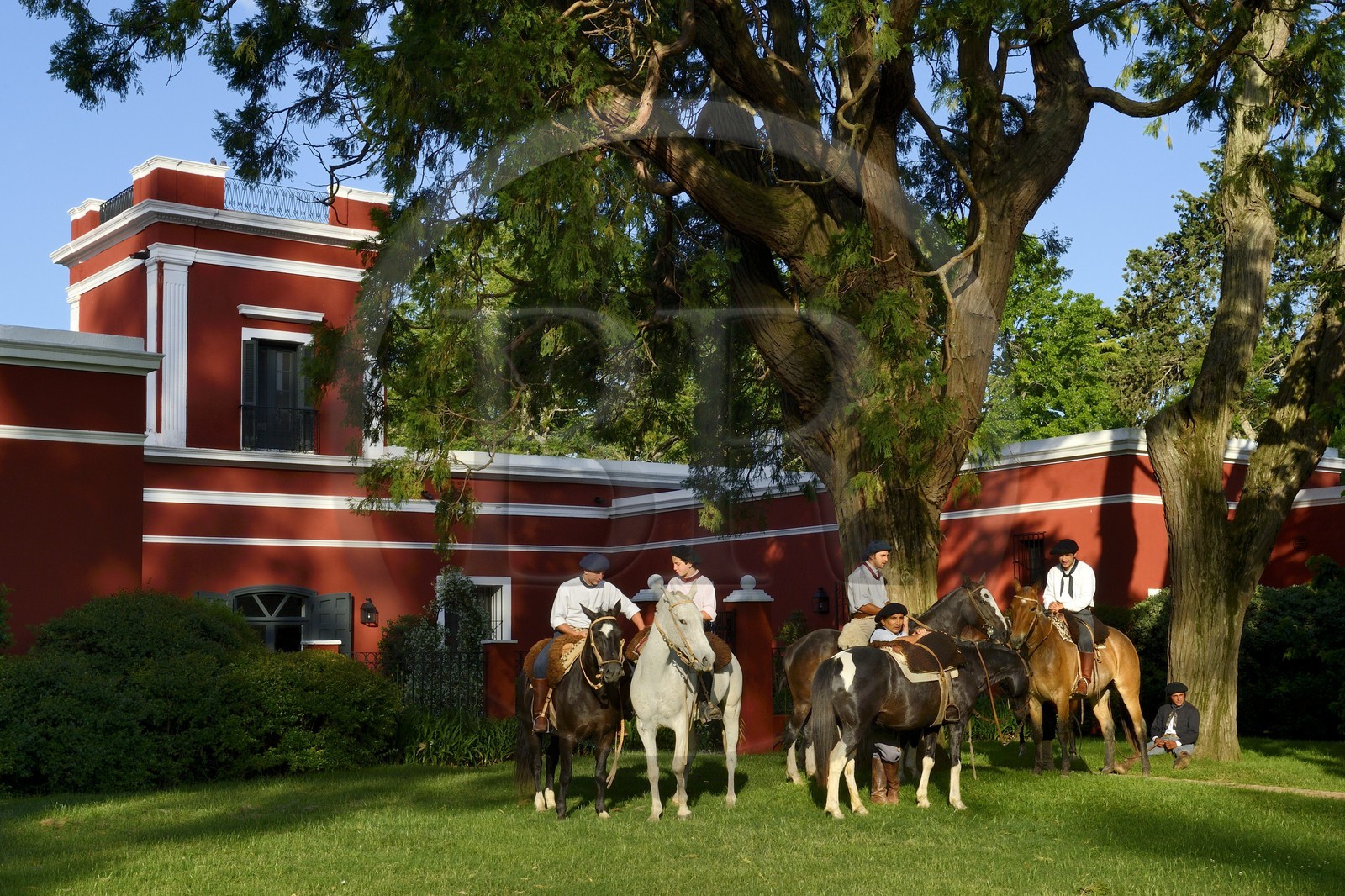 Argentine, province de Buenos Aires, San Antonio de Areco, groupe de gauchos à cheval devant l'estancia La Bamba de Areco