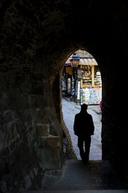 France, Manche (50), Mont-Saint-Michel, classé Patrimoine Mondial de l'UNESCO, passage sous l'église paroissiale Saint-Pierre