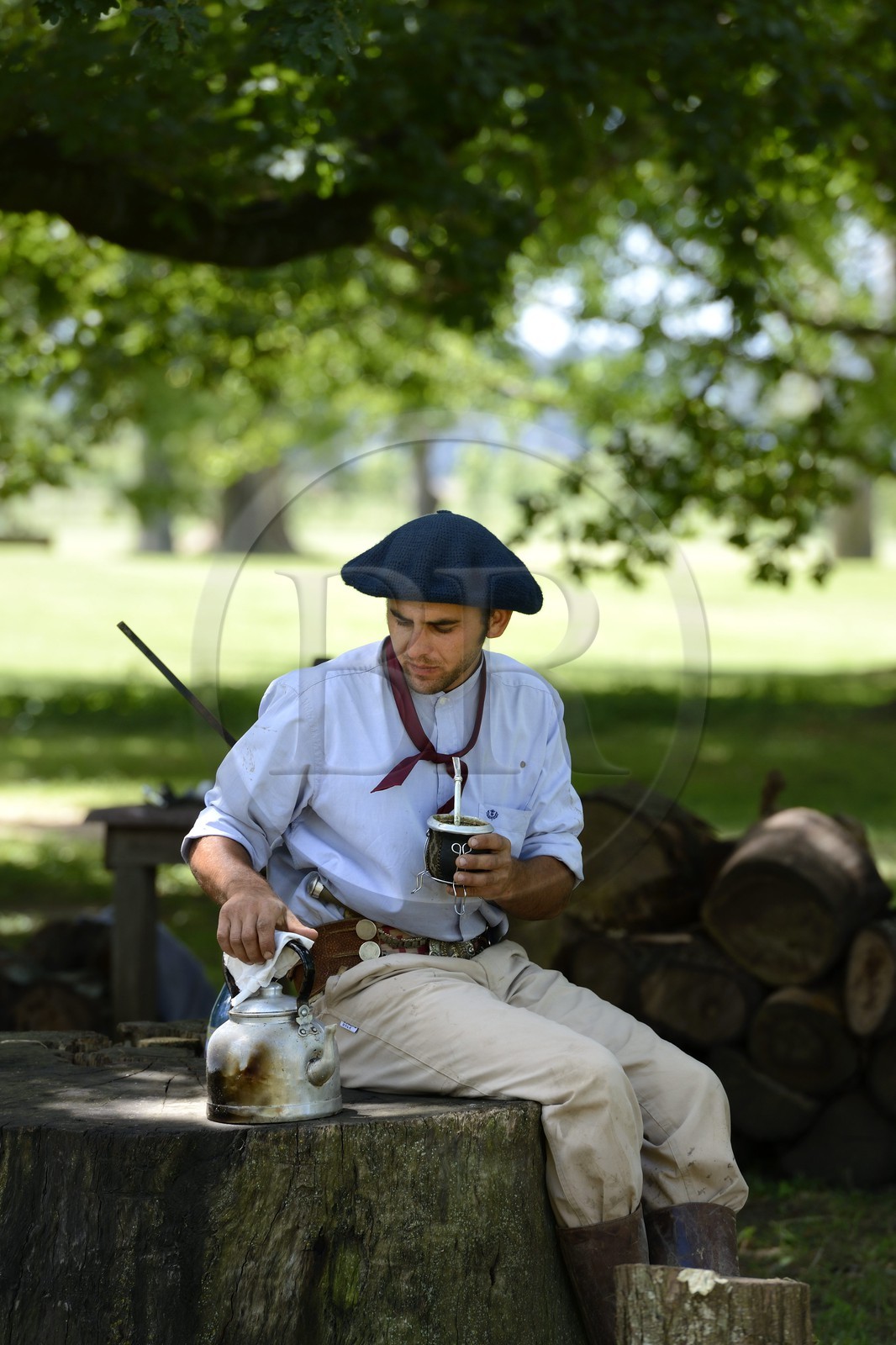 Argentine, province de Buenos Aires, San Antonio de Areco, estancia La Bamba de Areco, gaucho buvant du maté (infusion locale)