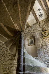 France, Finistère (29), Roscoff, maison d'armateur dite de la Porte Noire construite à la fin XVIème siècle par les frères James et appartenant aujourd'hui à Christian Kulig, tour renfermant un escalier en vis maçonné en pierre de taille de granite