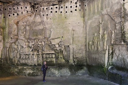 France, Dordogne (24), Brantôme, l'abbaye bénédictine Saint-Pierre de Brantôme, vestiges du premier monastère troglodytique aménagé dans les grottes au pied de la falaise avec notamment dans la grotte du Jugement Dernier, à droite la Crucifixion du début XVIIème siècle, à gauche un bas relief du XV ème siècle sous le pigeonnier
