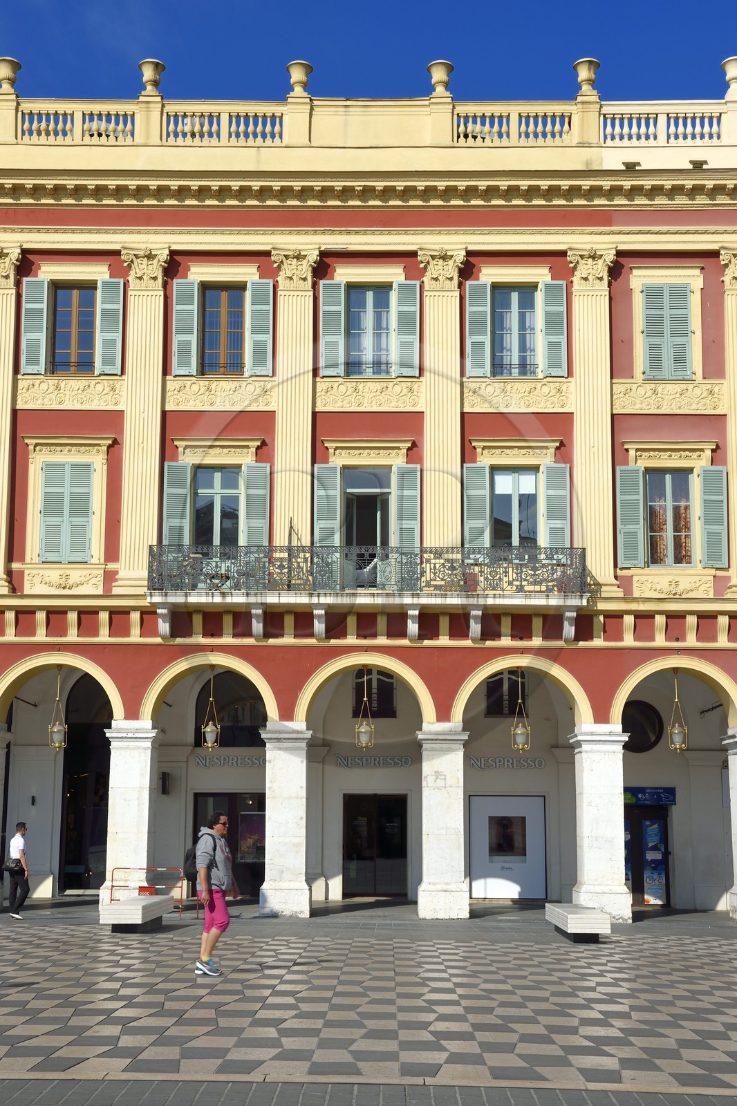 France, Alpes-Maritimes (06), Nice, quartier du Vieux Nice, immeuble sur la place Masséna