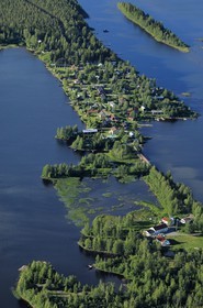 Suède, Comté de Västerbotten, région d'Umea, village de Skeppsvik sur une presqu'île (vue aérienne)