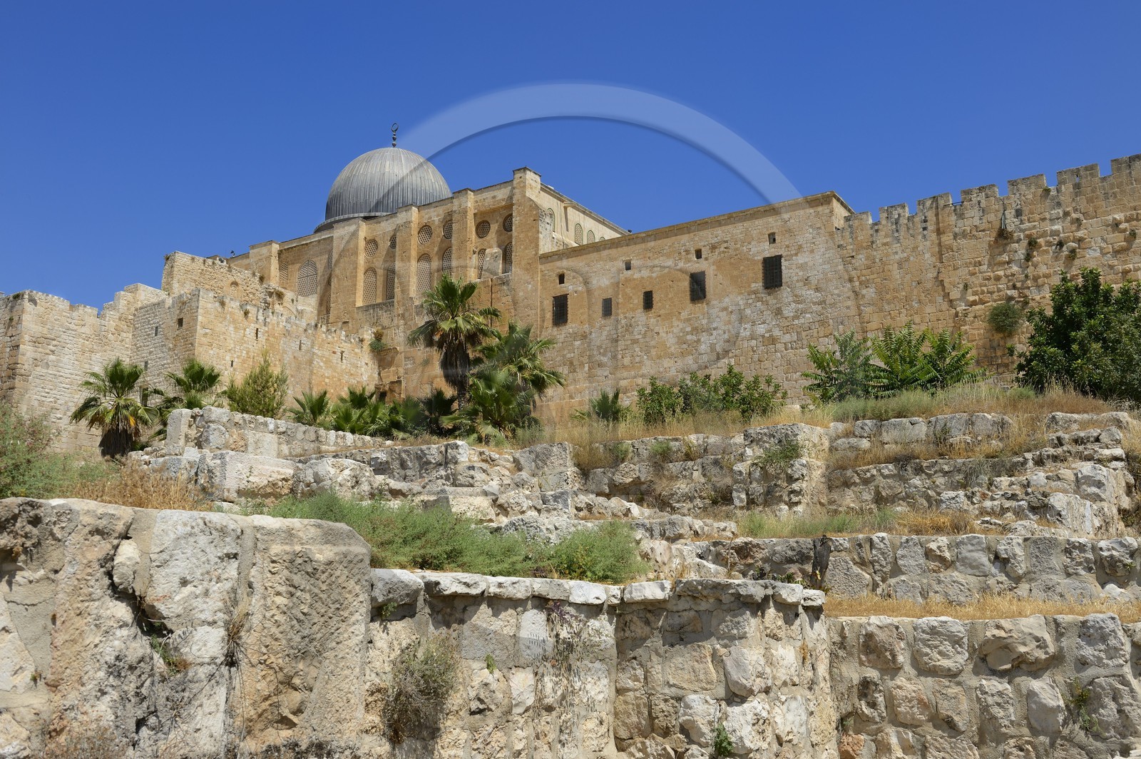 Israel, Jérusalem, ville sainte, vieille-ville classée Patrimoine Mondial de l'UNESCO, Le Mont du Temple vu du Centre Davidson, mur de soutènement sud de l'esplanade du Temple construite par Hérode Ier le Grand et la mosquée Al-Aqsa en hauteur