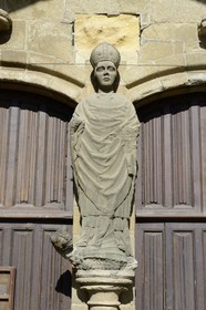 France, Finistère (29), Saint-Pol-de-Léon, ancienne cathédrale Saint-Paul-Aurélien, porche ouest, statue de Saint-Pol Aurélien terrassant le dragon