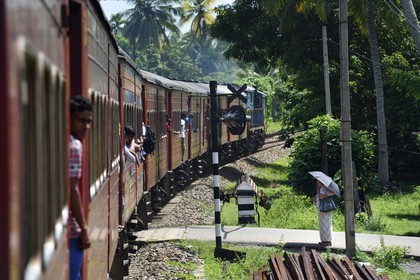 Sri Lanka, Province du Sud, train de Colombo à Galle, passagers accrochés aux portières vers Boossa