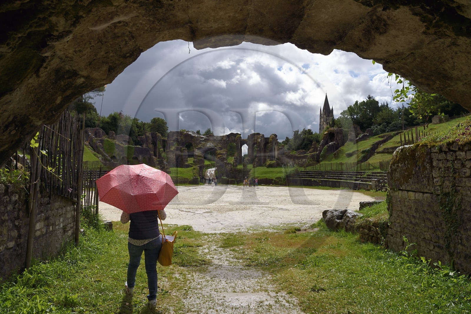 France, Charente-Maritime (17),  Saintonge, Saintes, amphithéâtre gallo-romain appelé localement les Arènes de Saintes, sa construction commence sous le règne de Tibère et s'achève sous le règne de Claude, vers 40 après JC, 127 mètres de long sur 102 de large, il pouvait accueillir près de 15 000 spectateurs, la basilique Saint-Eutrope en arrière plan