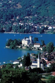 France, Haute-Savoie (74), Duingt, le village et le château depuis les hauteurs du lac d'Annecy