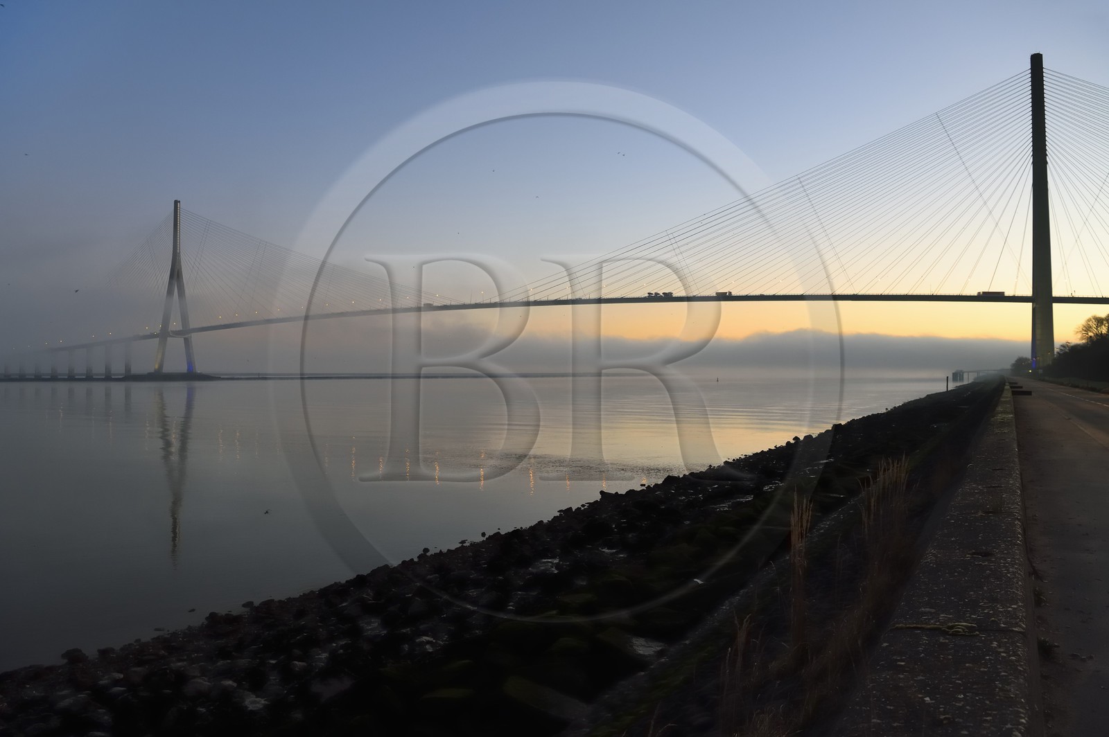 France, entre Calvados (14) et Seine-Maritime (76), le Pont de Normandie dans les brumes de l'aube, il enjambe la Seine pour relier les villes de Honfleur et du Havre