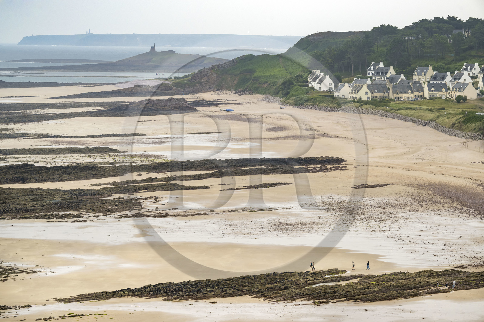 France, Côtes d'Armor (22), Grand Site de France Cap d'Erquy – Cap Fréhel, Erquy, plage du Guen et la chapelle Saint-Michel en arrière plan