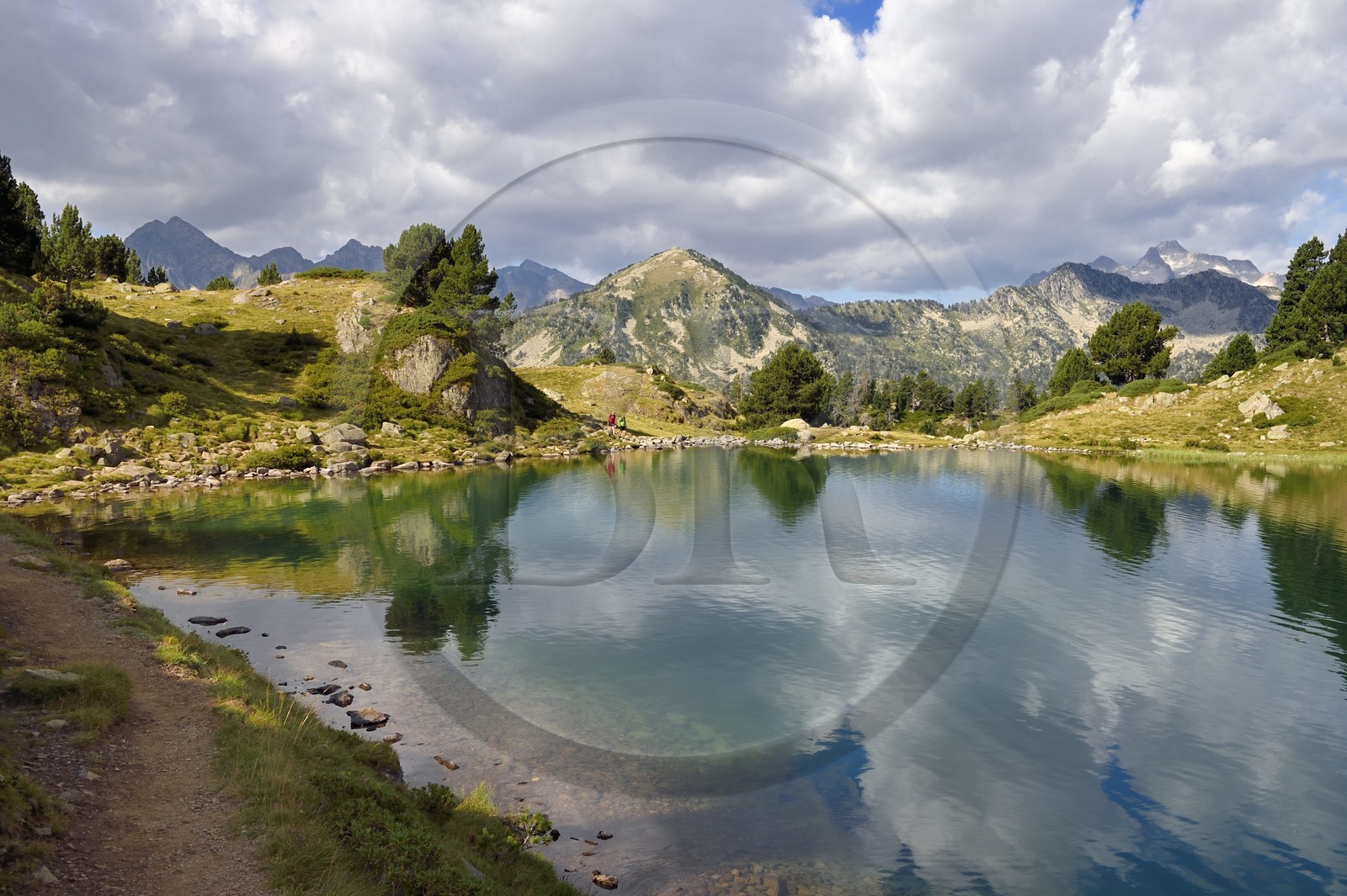 France, Hautes-Pyrénées (65), Saint-Lary-Soulan et Vielle-Aure, randonnée sur une variante du GR10 entre le col de Portet et les lacs de Bastan en bordure de la réserve naturelle de Néouvielle, lac de Bastan inférieur et le massif de Néouvielle en arrière plan