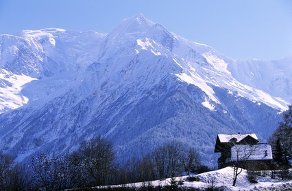 France, Haute-Savoie (74), hauteur de Saint-Gervais-les-Bains, chalet devant le Massif du Mont Blanc