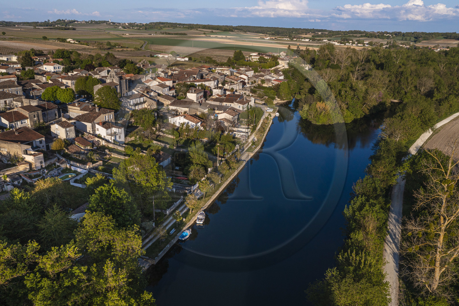 France, Charente (16), Saint-Simon, les quais de La Charente qui abritait autrefois les ateliers de fabrication et le port de gabarres, l'ancien chemin de halage devenu aujourd'hui la véloroute la Flow Vélo sur la droite (vue aérienne)