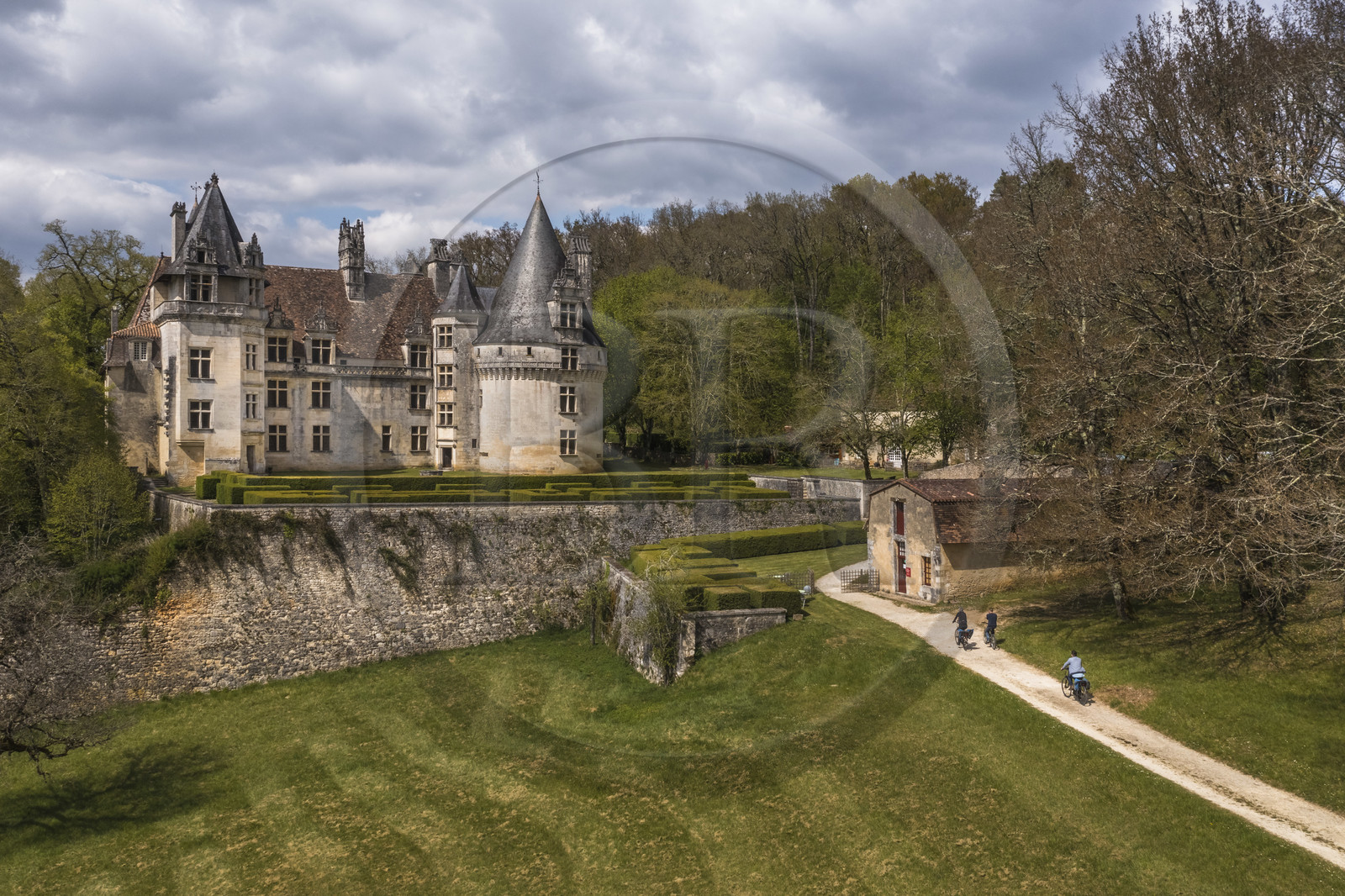 France, Dordogne (24), Périgord Vert, Villars, cyclistes faisant la véloroute la Flow Vélo devant le château de Puyguilhem de style Renaissance (vue aérienne)