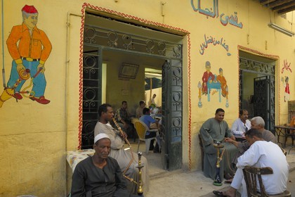 Egypte, Haute Egypte, Nubie, vallée du Nil, Assouan, le souk, fumeurs de narguilé