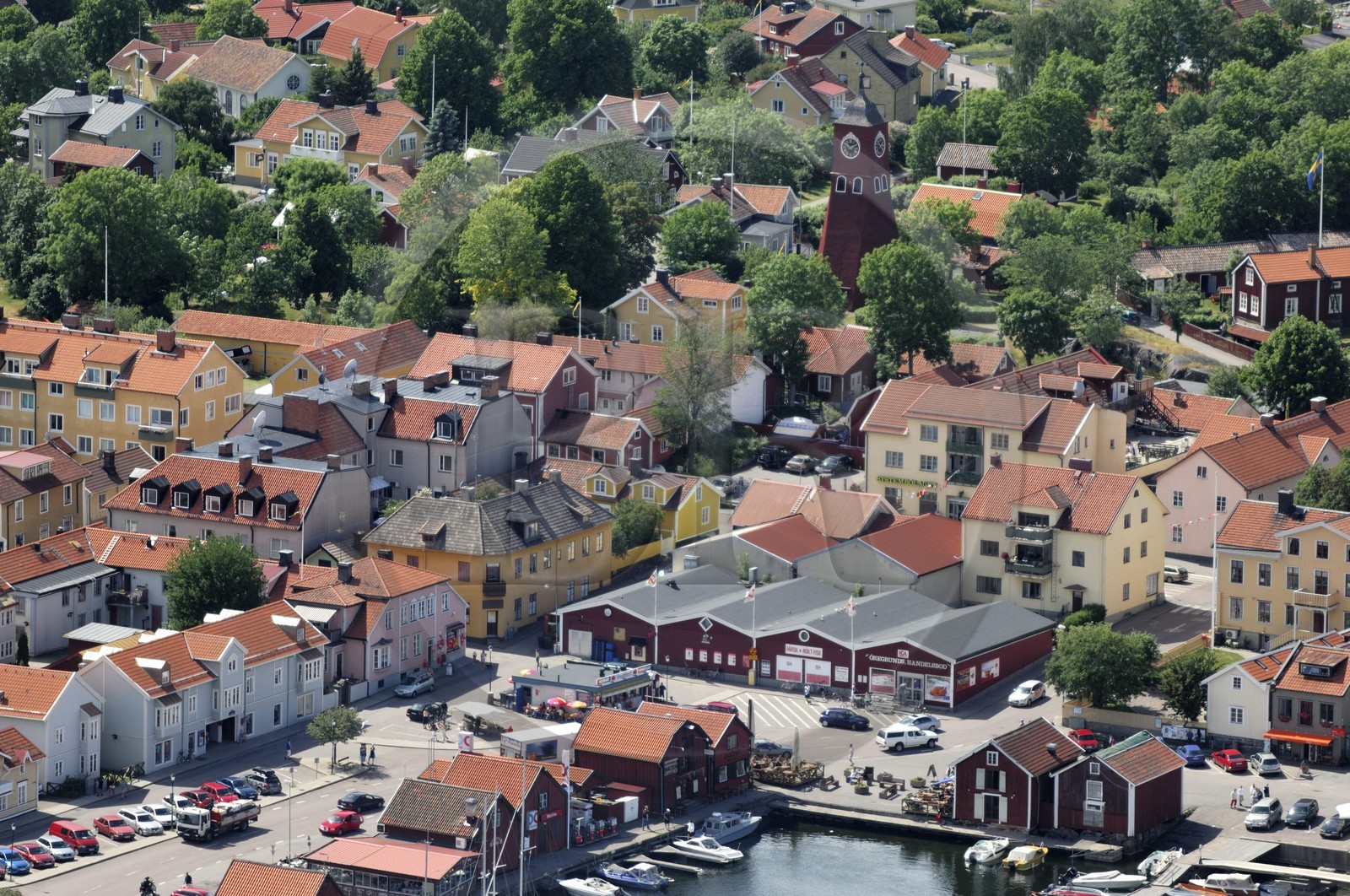 Suède, Uppsala Län, ville d'Öregrund, tour-clocher en bois du 18ème siècle (vue aérienne)