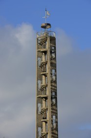 France, Manche (50), Cotentin, Saint-Lô, le beffroi escalier en béton place Charles-de-Gaulle