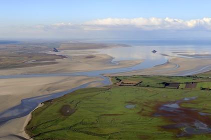 France, Manche (50), Baie du Mont-Saint-Michel, classée Patrimoine Mondial de l'UNESCO, le Mont-Saint-Michel et Ile de Tombelaine à marée basse, l'embouchure de la rivière Sée et Sélune en premier plan (vue aérienne)