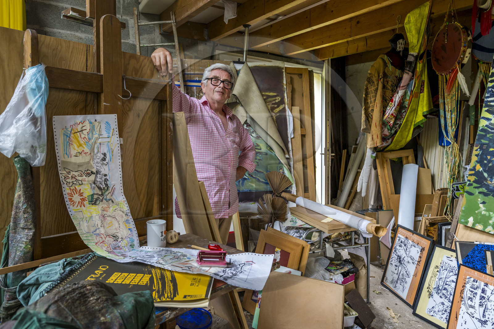 France, Finistère (29), Pays des Abers, Lannilis, l'artiste peintre Loic Madec dans son atelier de Prat-Ar-Coum en bordure de l'Aber Benoit
