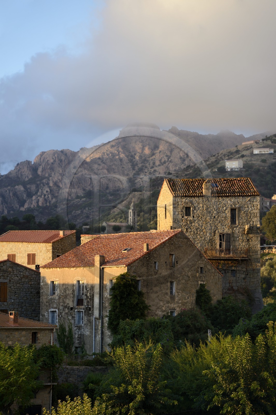 France, Corse-du-Sud (2A), région de Sartène, village de Fozzano, à droite la casa forte (demeure seigneuriale fortifiée) des Durazzo dont Prosper Mérimée parle dans son livre Colomba sur la vendetta