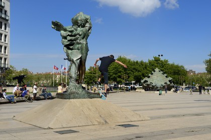 France, Rhône (69), Lyon, site historique classé Patrimoine Mondial de l'UNESCO, place Louis Pradel, Effigies de Louis Pradel et de Louise Labbé œuvres du sculpteur Ipoustéguy