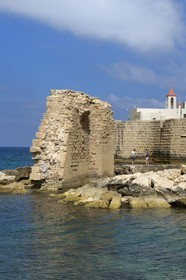 Israel, district Nord, Galilée, Acre (Akko), vieille ville, classée Patrimoine Mondial de l'UNESCO, vestige de la muraille templière et l'église Saint Jean dominant la muraille maritime
