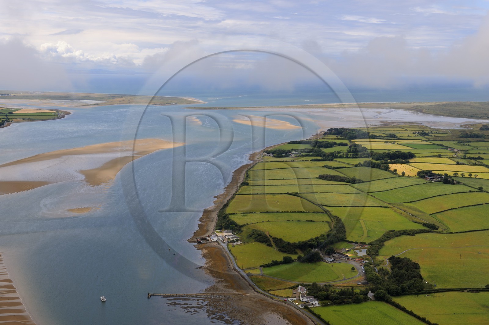 Royaume-Uni, Angleterre, Pays de Galles, l'ile Anglesey sur la côte Nord-ouest vers Caernarfon (vue aérienne)