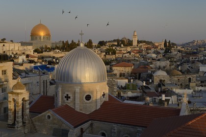 Israel, Jérusalem, ville sainte, vieille-ville classée Patrimoine Mondial de l'UNESCO, les toits du quartier musulman,  l'église Notre-Dame du Spasme et le Dome du Rocher en arrière plan
