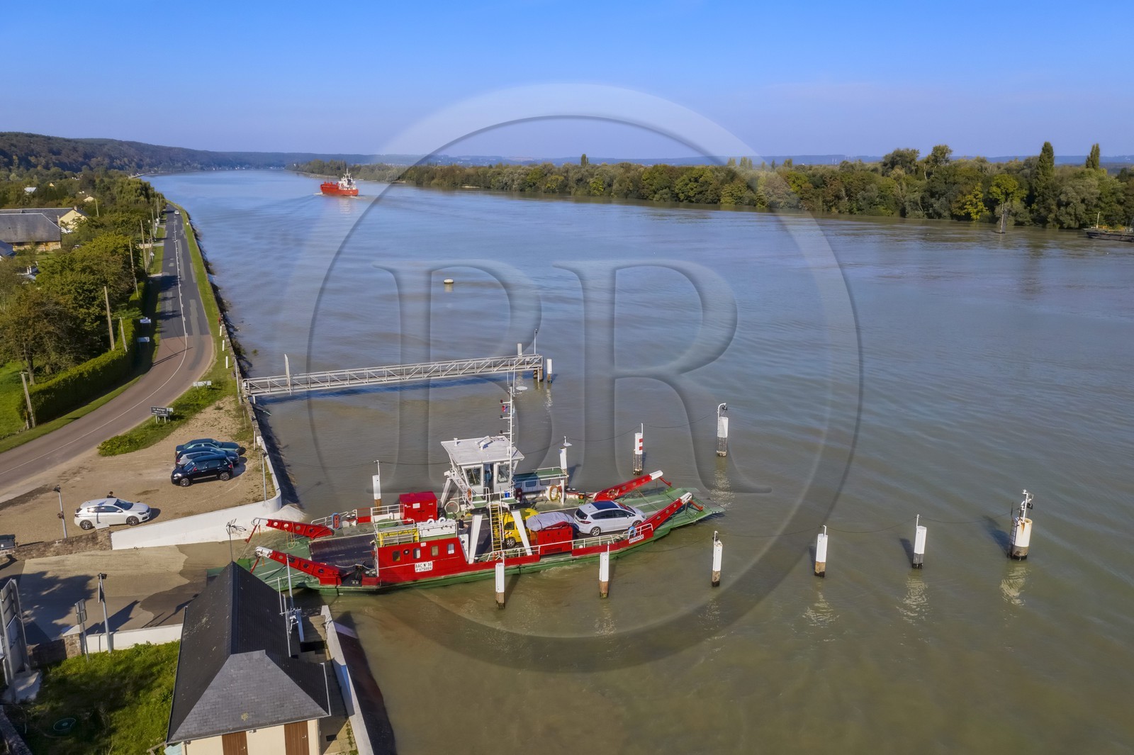 France, Seine-Maritime (76), Pays de Caux, Parc naturel régional des Boucles de la Seine normande, traversée du bac auto sur la Seine à Mesnil-sous-Jumièges (vue aérienne)