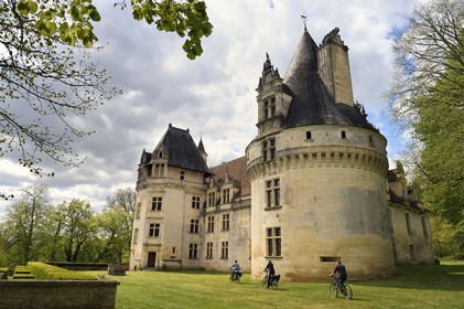 France, Dordogne (24), Périgord Vert, Villars, cyclistes faisant la véloroute la Flow Vélo devant le château de Puyguilhem de style Renaissance