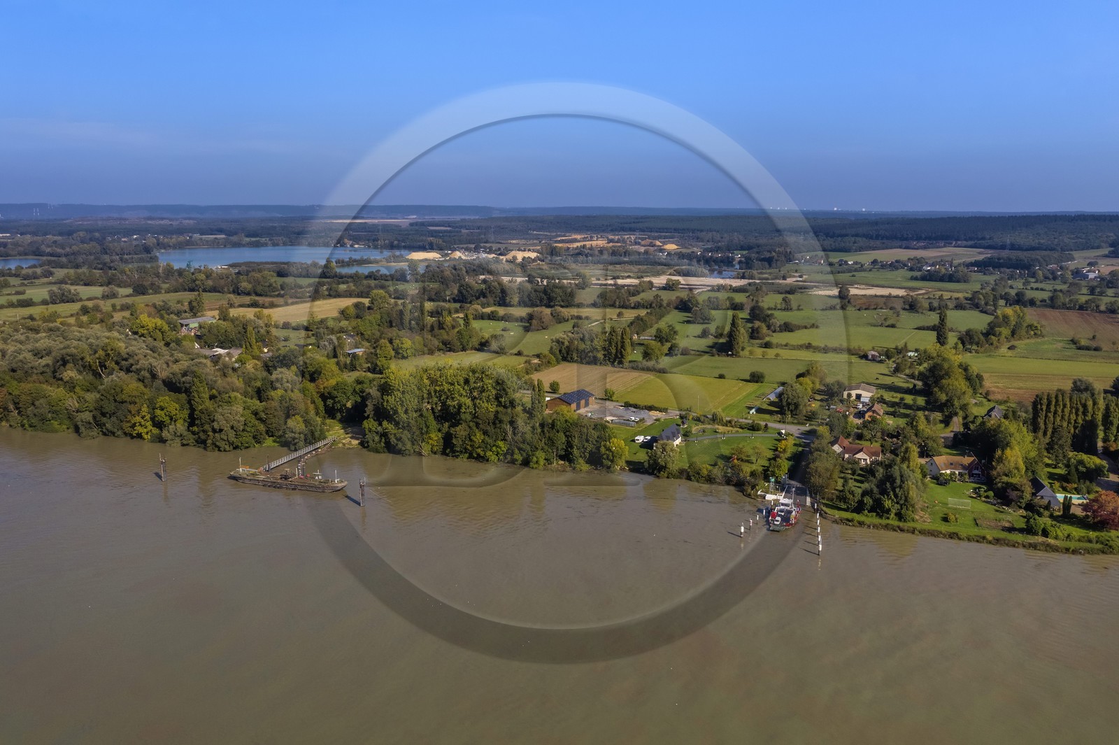 France, Seine-Maritime (76), Pays de Caux, Parc naturel régional des Boucles de la Seine normande, traversée du bac auto sur la Seine à Mesnil-sous-Jumièges, vue vers Bardouville  (vue aérienne)