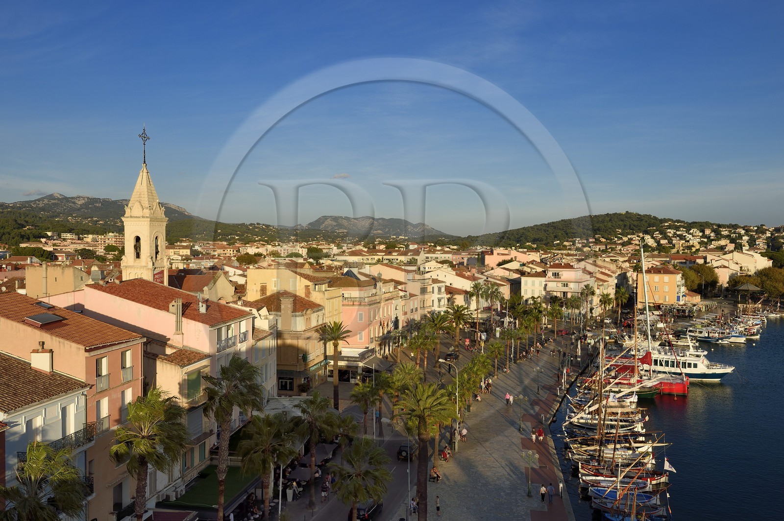 France, Var (83), Sanary-sur-Mer, barques traditionnelles de peche appelées pointus sur le port et l'église Saint-Nazaire