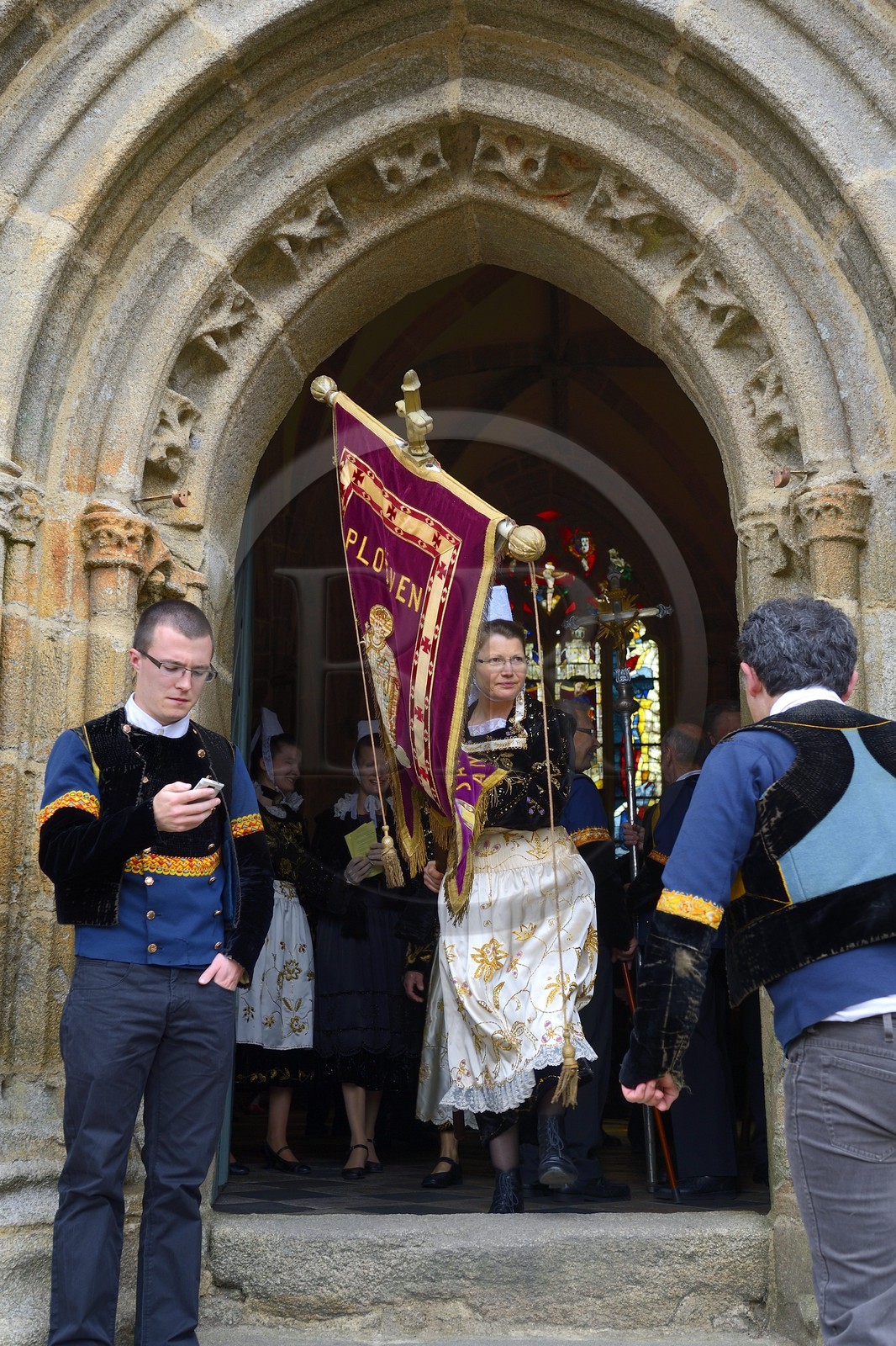 France, Finistère (29), Locronan, labellisé Les Plus Beaux Villages de France, sortie en costume traditionnel de la chapelle du Péniti adjacente à l'église Saint Ronan pour le départ de la procession de la Troménie