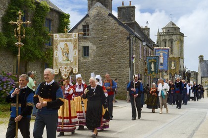 France, Finistere, Locronan, labelled Les plus Beaux Villages de France (The Most Beautiful Villages of France), procession of the small Tromenie, in the background Saint Ronan church