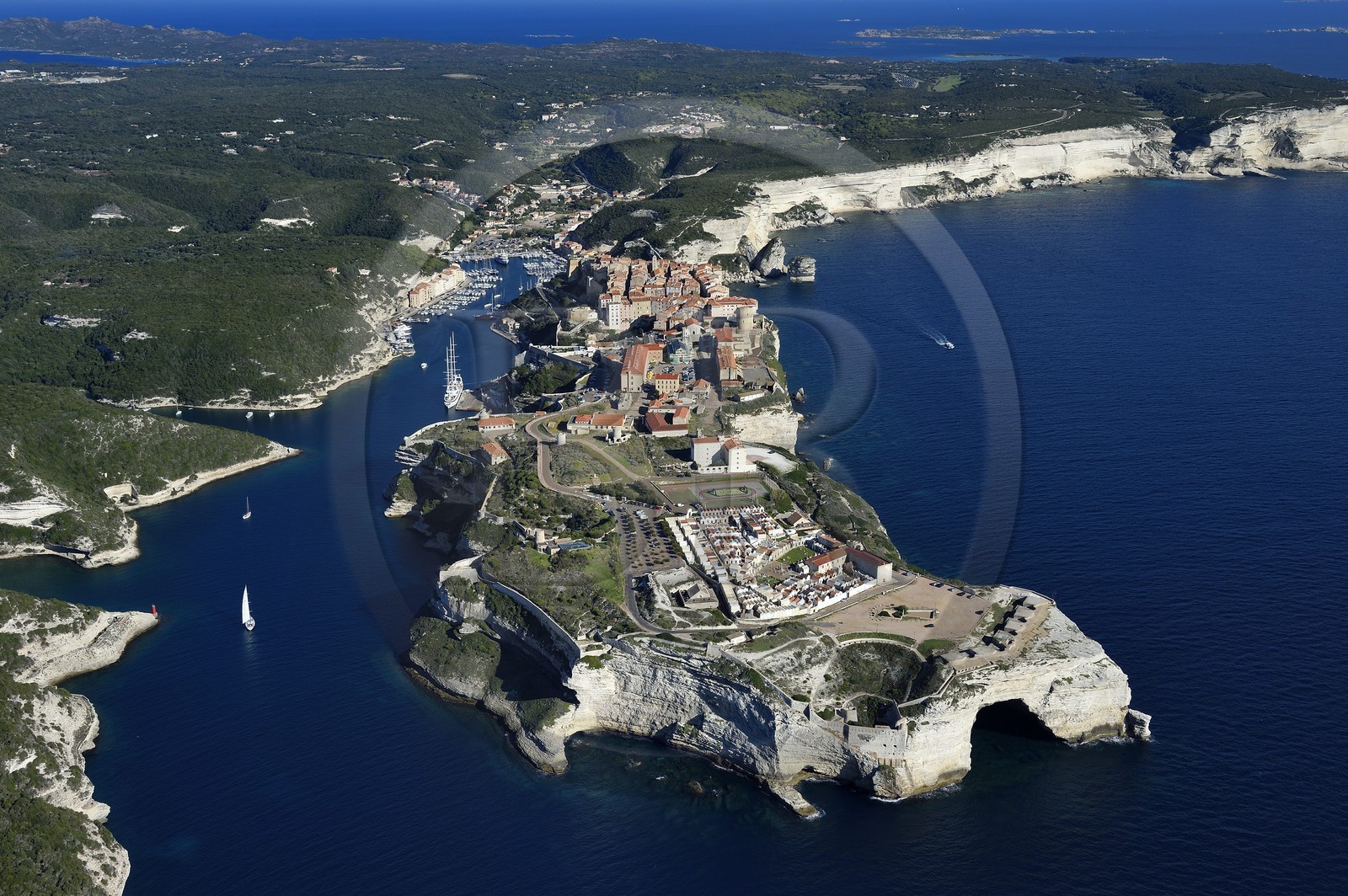 France, Corse-du-Sud (2A), Bonifacio, les falaises calcaires, la citadelle et la vieille ville (vue aérienne)