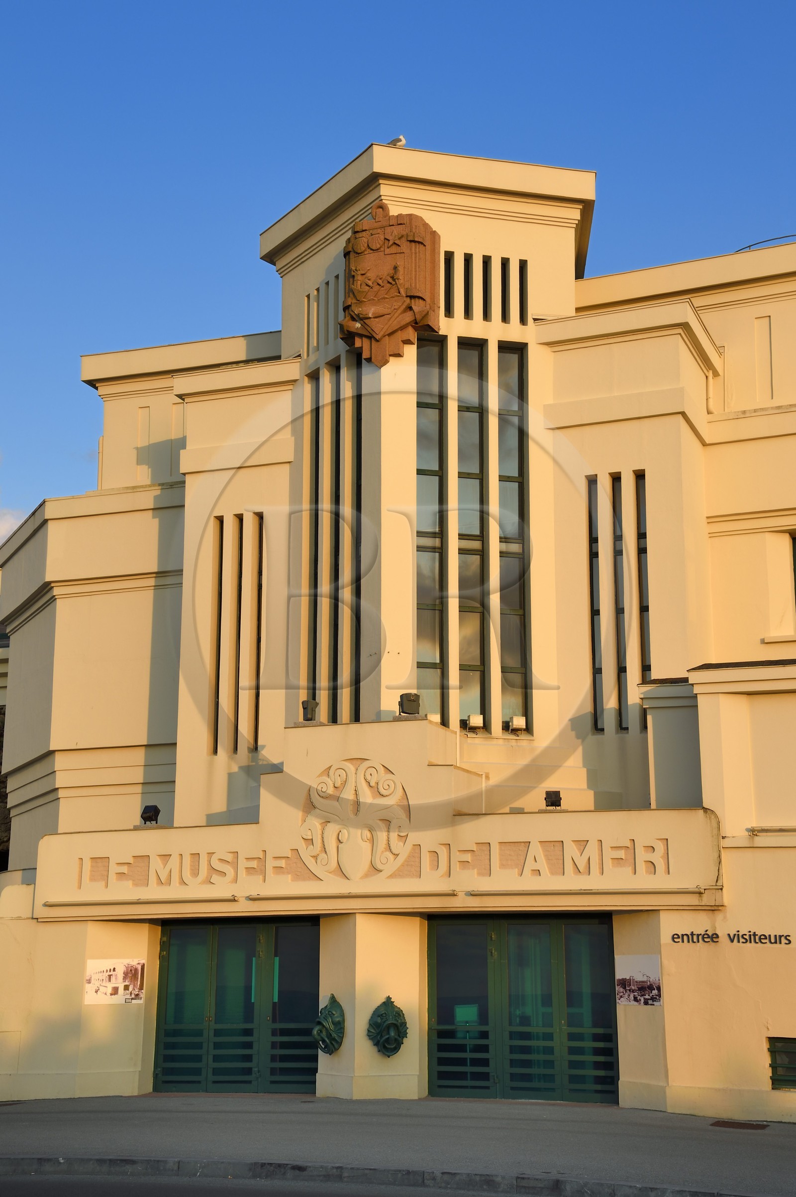 France, Pyrénées-Atlantiques (64), Pays-Basque, Biarritz, l'Aquarium et Musée de la Mer de style Art Déco construit en 1933, poulpe sur le frontispice