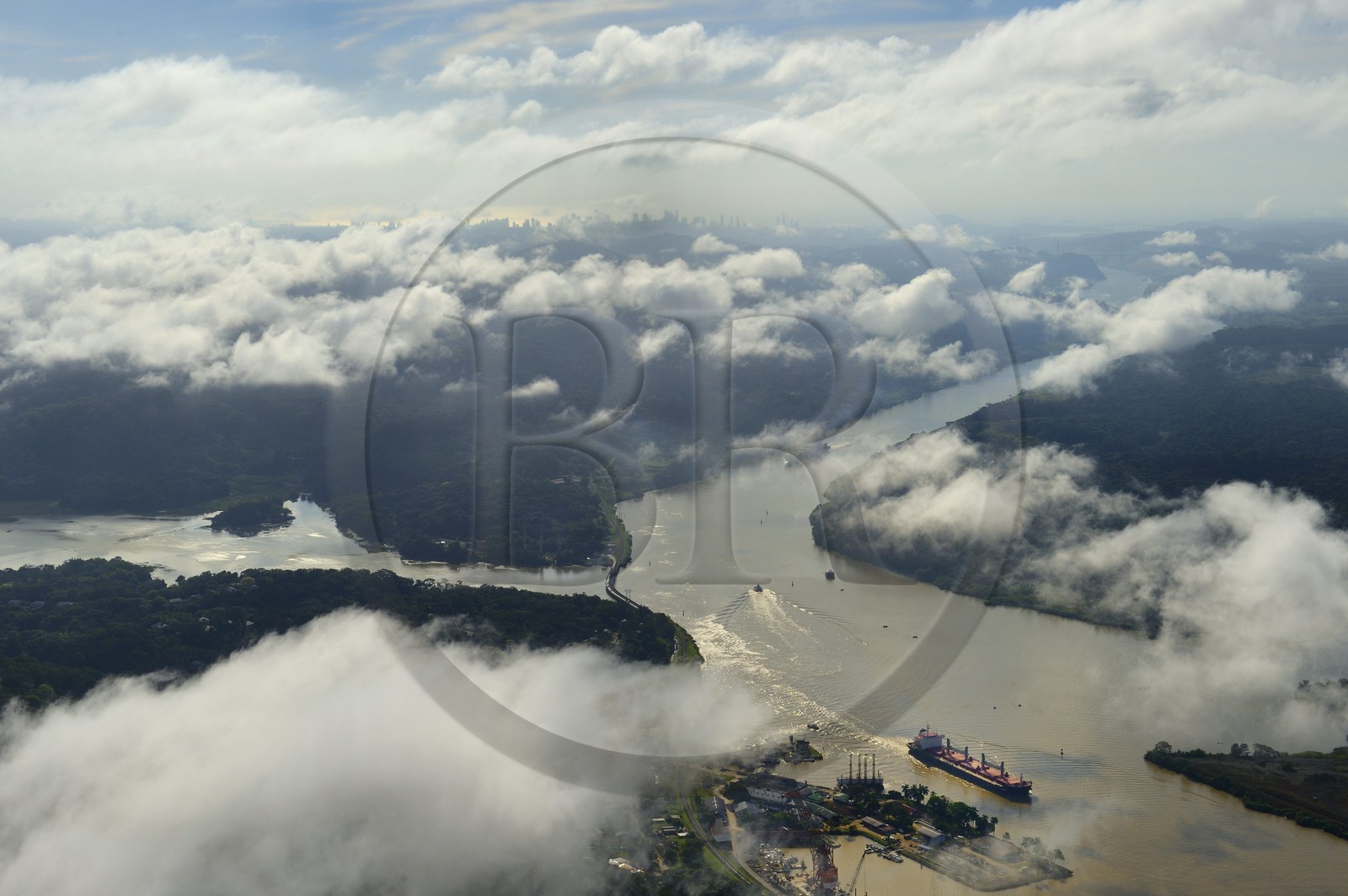 Panama, Canal de Panama à Gamboa, le bras de la rivière Chagres qui alimente le canal et le lac Gatun en eau, la coupe Gaillard (ou coupe Culebra) et la skyline de la ville de Panama City en arrière plan (vue aérienne)