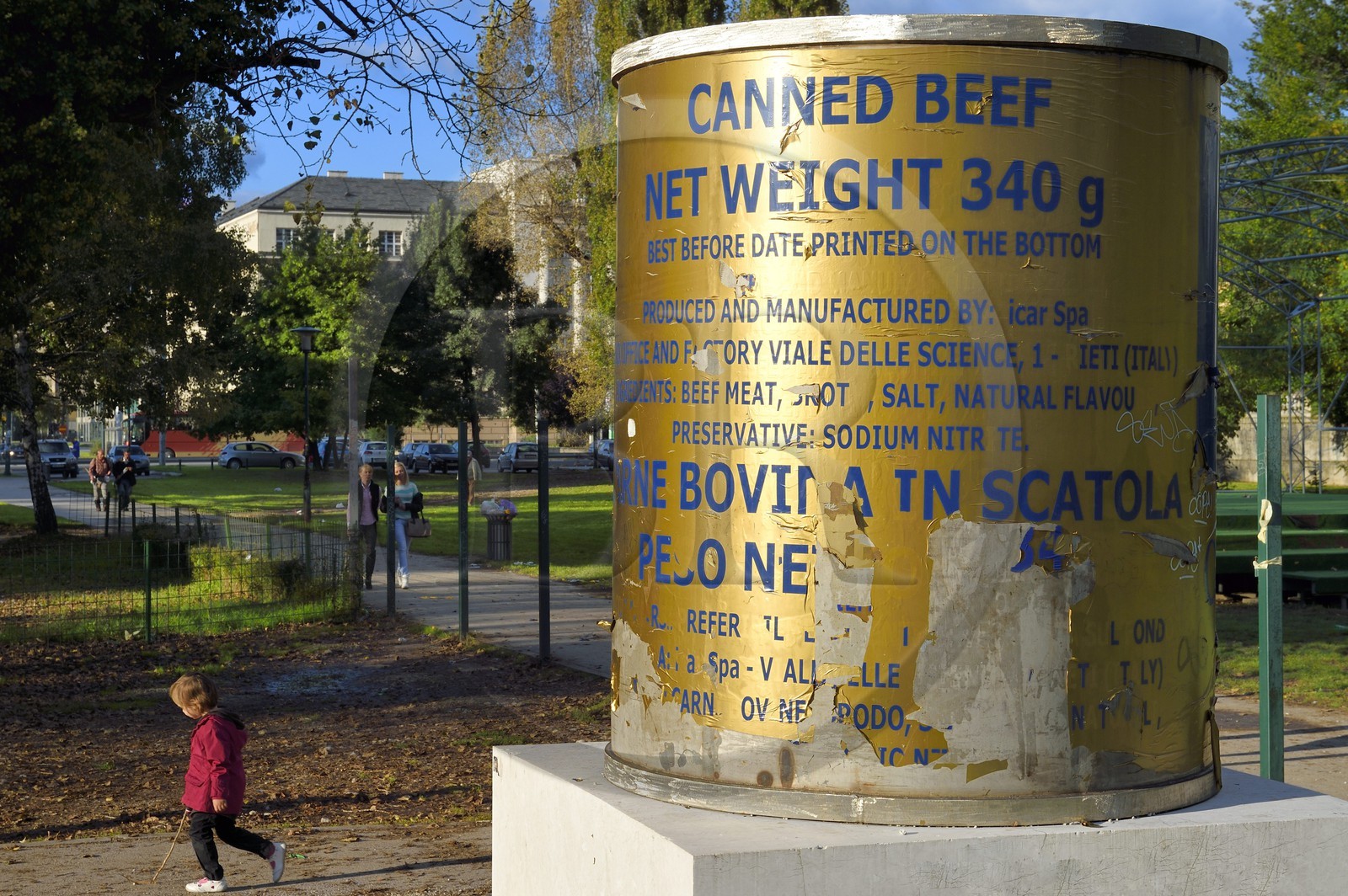 Bosnie-Herzégovine, Sarajevo, un monument a été érigé après la guerre pour envoyer un sarcastique merci au monde pour son aide, un des symboles les plus significatifs de l'aide humanitaire de ces temps de guerre était une boîte jaune de boeuf haché Icar dont les habitants disent que pas même les chiens ne voudraient manger