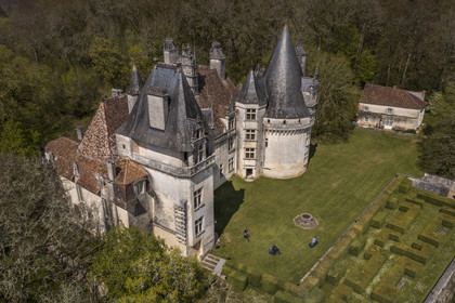 France, Dordogne (24), Périgord Vert, Villars, cyclistes faisant la véloroute la Flow Vélo devant le château de Puyguilhem de style Renaissance (vue aérienne)