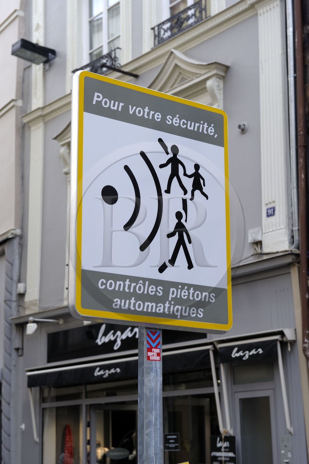 France, Seine-Maritime (76), Rouen, Piétons, ralentissez!, vitesse-limite 3 km h un faux radar doté d'un flash automatique pour piétons a été installé par l'artiste Benoit Thiollent pour inviter les passants à prendre le temps de regarder autour d'eux
